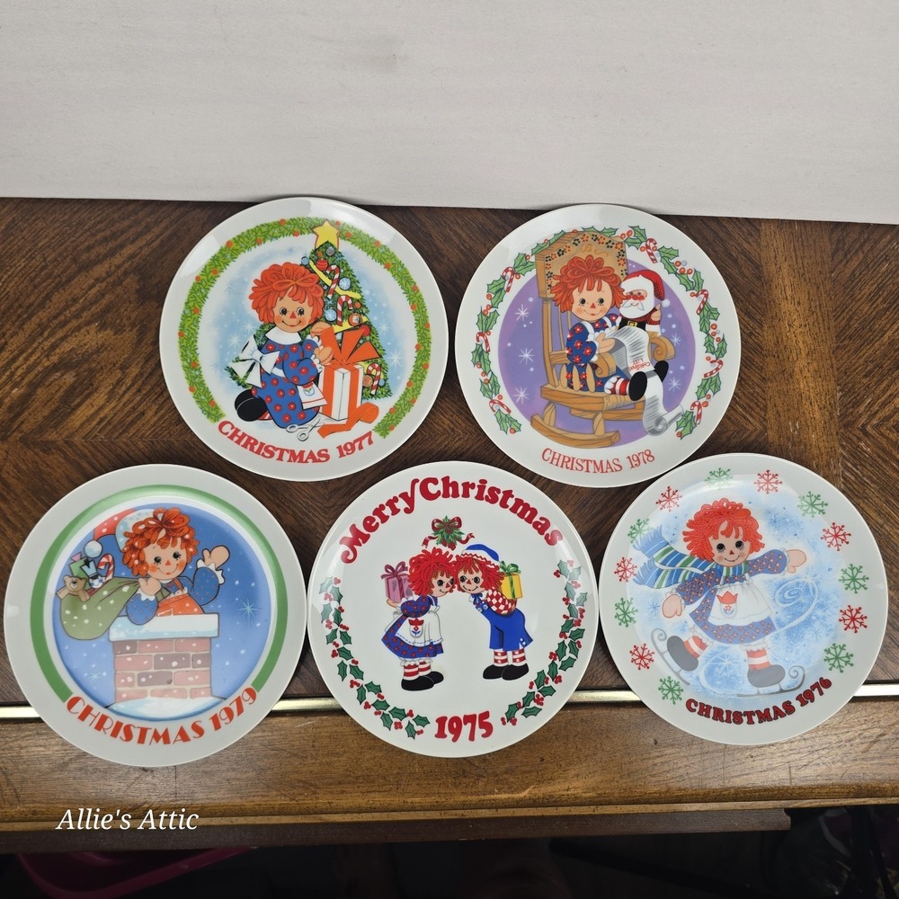 Raggedy Ann & Andy 70s Christmas Collector Plates Vintage Home Kitchen Decor